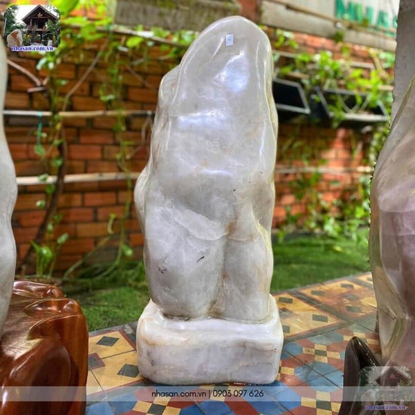 Trụ đá thạch anh trắng 105kg, cao 76cm x ngang 26cm - T558