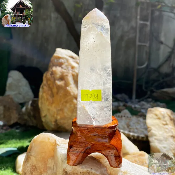 White quartz crystal pillar T231