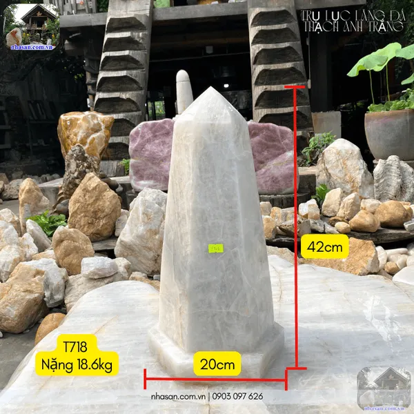 Trụ lục lăng đá thạch anh trắng nặng 18.6kg, cao 42cm x ngang 20cm - T718 