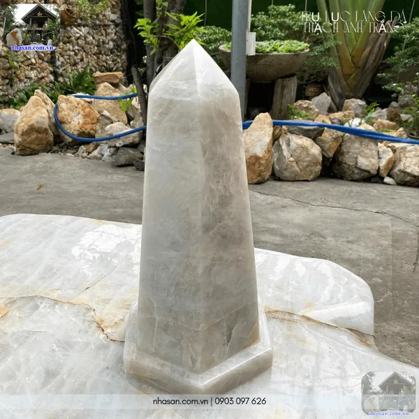 Trụ lục lăng đá thạch anh trắng nặng 18.6kg, cao 42cm x ngang 20cm - T718 