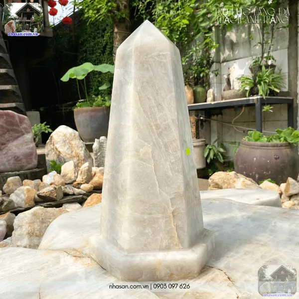 Trụ lục lăng đá thạch anh trắng nặng 18.6kg, cao 42cm x ngang 20cm - T718 