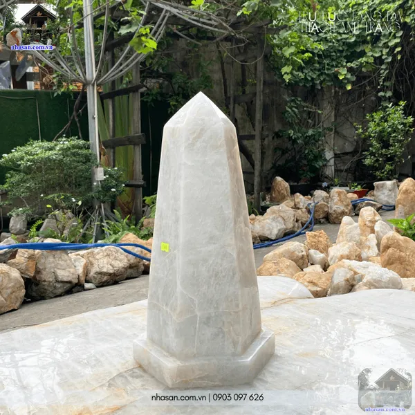 Trụ lục lăng đá thạch anh trắng nặng 18.6kg, cao 42cm x ngang 20cm - T718 
