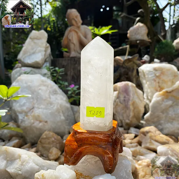 White quartz crystal pillar T229