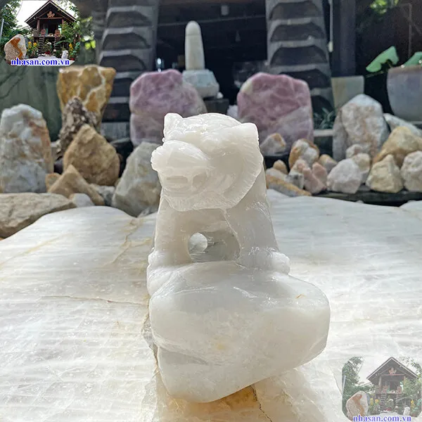 Tượng Bạch Hổ đá thạch anh trắng - Biểu tượng của uy nghiêm, lãnh đạo và quyền lực