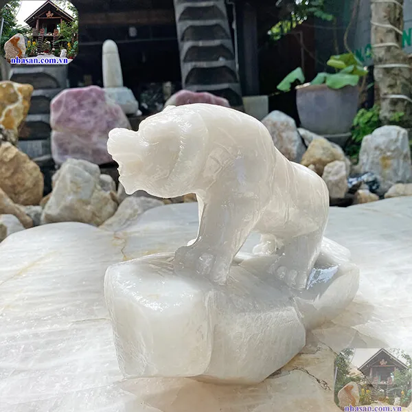 Tượng Bạch Hổ đá thạch anh trắng - Biểu tượng của uy nghiêm, lãnh đạo và quyền lực