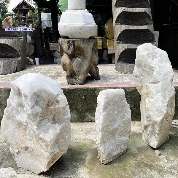 Monolithic white quartz stone