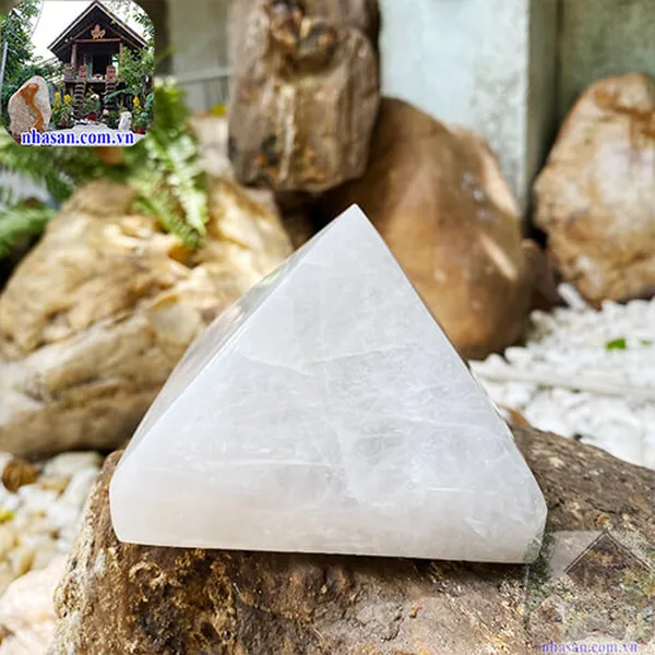 Kim tự tháp thạch anh 1kg - T537