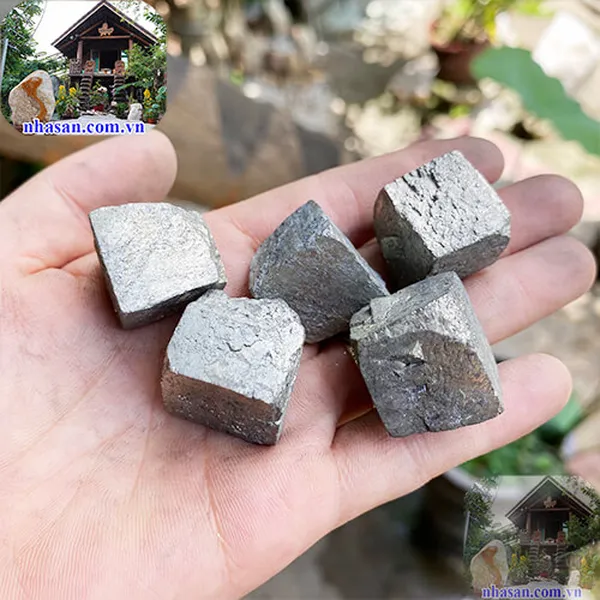 Đá vàng găm tự nhiên