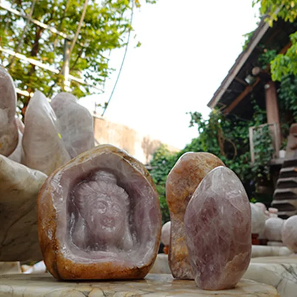 Điêu khắc Phật Bà Quan Âm trên đá thạch anh hồng