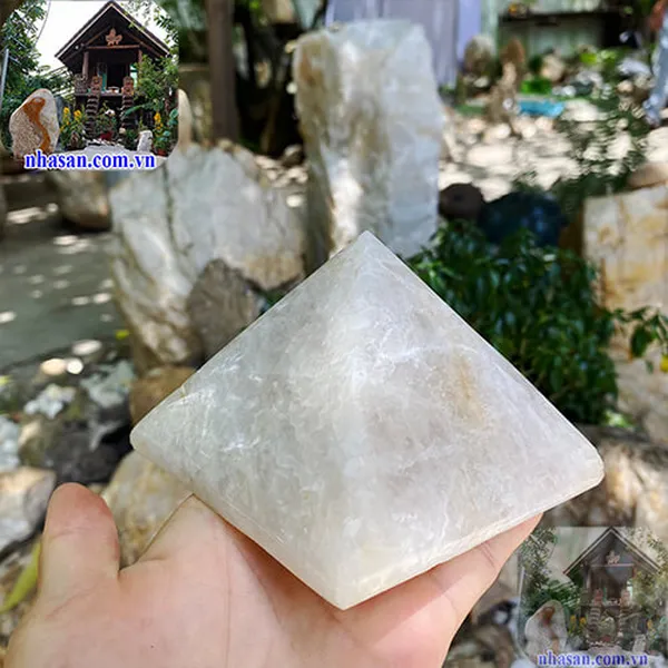 Kim tự tháp thạch anh hồng 0.7kg, cao 7.5cm x ngang 10cm - T532