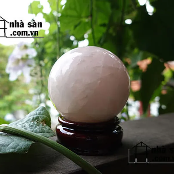 QC472 . ROSE Quartz Ball