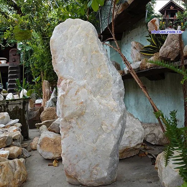 Đá thạch anh trắng thô 150kg, cao 100cm x ngang 40cm - K72