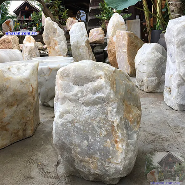 Trụ đá phong thủy đá thạch anh trắng thô nguyên khối trấn trạch trừ tà K60