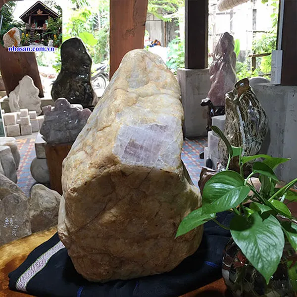 Trụ đá thạch anh hồng thô 32kg, cao 42cm x ngang 24cm x dày 26cm - K114