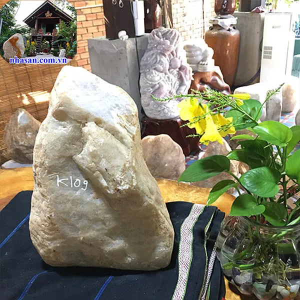 Trụ đá thạch anh hồng thô 19kg, cao 36cm x ngang 22cm x dày 20cm - K109