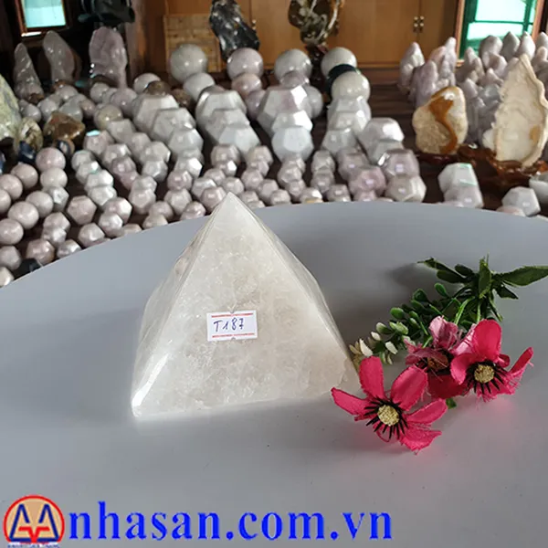 TRỤ ĐÁ THẠCH ANH KIM TỰ THÁP T187