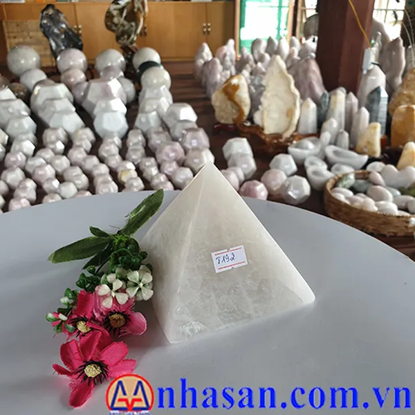 TRỤ ĐÁ THẠCH ANH KIM TỰ THÁP T192