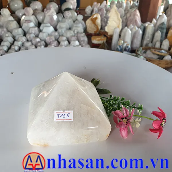 Kim tự tháp thạch anh trắng 1.1kg - T195