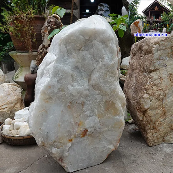 Đá thạch anh thô trắng 104kg, cao 65cm x ngang 45cm - K69