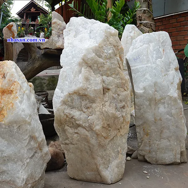Đá thạch anh trắng thô 97kg, cao 79cm x ngang 38cm - K66