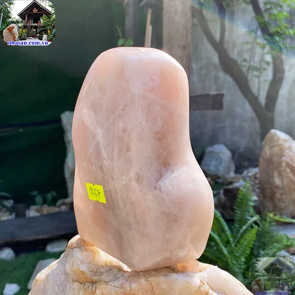 Trụ thạch anh màu hồng 1.44kg, cao 14cm x ngang 11cm x dày 7.5cm - T687
