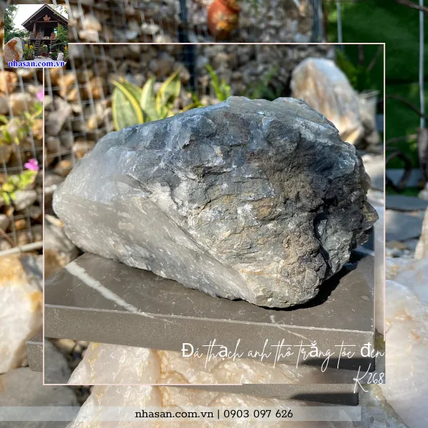 Đá thạch anh thô trắng tóc đen K268 nặng 3.62kg, kích thước: Cao 10cm x ngang 21cm x dày 14cm