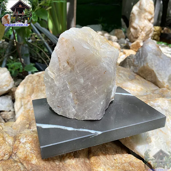 Viên đá thạch anh hồng thô 1.67kg (13x13 cm) món quà phong thủy ý nghĩa dành tặng người thân, bạn bè, đồng nghiệp