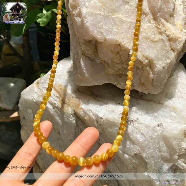 Vòng cổ đá mắt hổ tâm vàng tươi 6.5ly 108 hạt