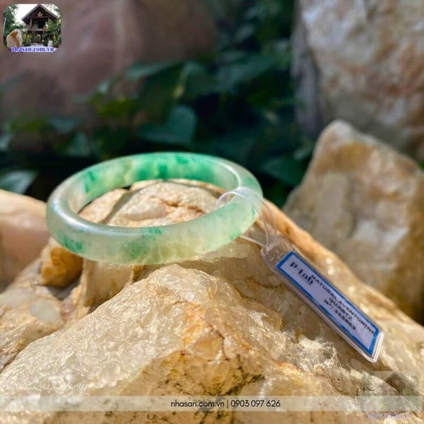 Vòng đá thạch anh xanh liền khối Ni 53