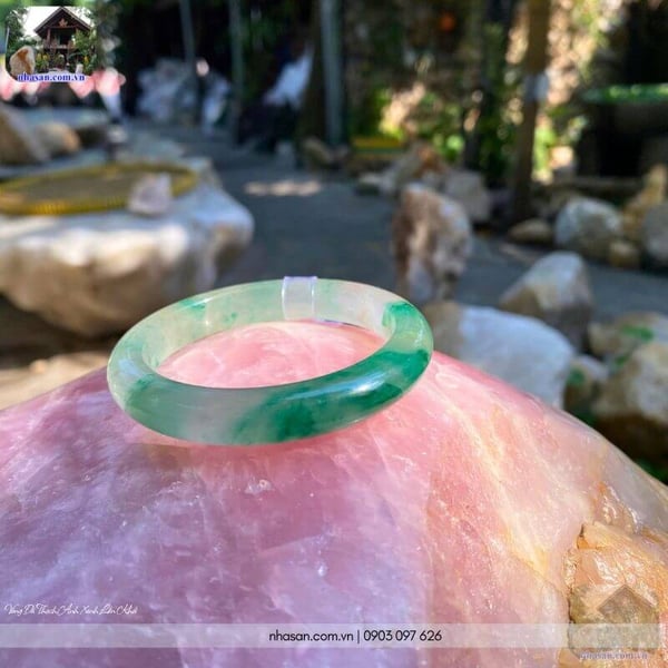 Vòng đá thạch anh xanh liền khối Ni 53