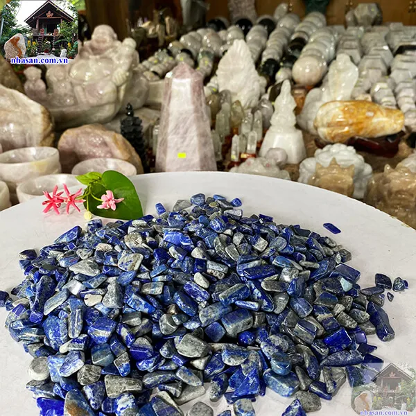 Đá lapis lazuli tăng vượng khí cho gia chủ trấn trạch.
