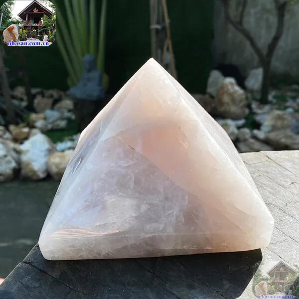 Kim tự tháp thạch anh hồng 1.98kg, cao 13cm x ngang 13cm - T463