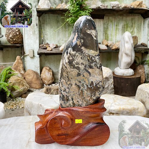 trụ đá Canxedon xám mang nét đẹp riêng biệt và sức hút kỳ lạ