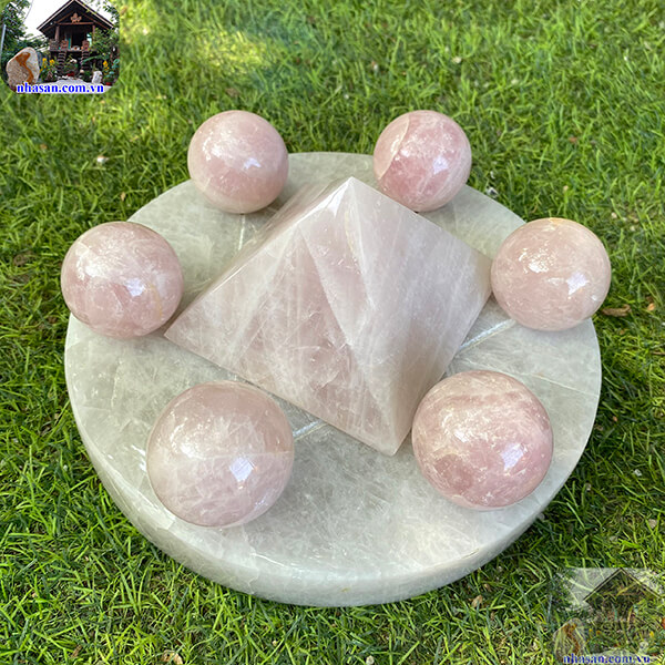 Vật phẩm gồm 6 quả cầu nhỏ bao bọc kim tự tháp Vật phẩm gồm 6 quả cầu nhỏ bao bọc kim tự tháp