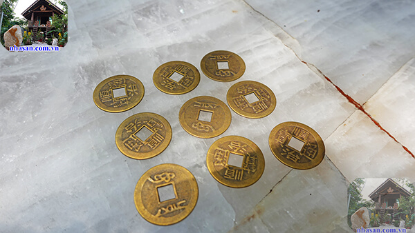 Gia chủ có thể tham khảo thầy phong thủy để bày trí đồng xu  Gia chủ có thể tham khảo thầy phong thủy để bày trí đồng xu