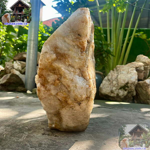 Thạch anh là một khoáng chất quan trọng trong nền địa chất Thạch anh là một khoáng chất quan trọng trong nền địa chất