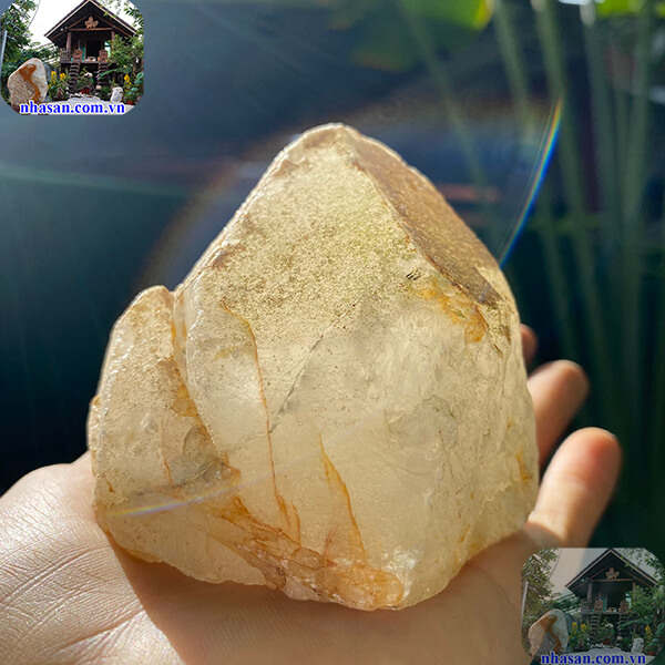 Đá thạch anh tinh thể thô dưới ánh sáng tự nhiên Đá thạch anh tinh thể thô dưới ánh sáng tự nhiên