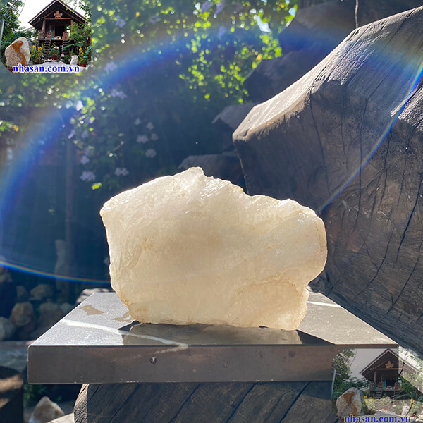 Thạch anh có hiện tượng phân tán ánh sáng Thạch anh có hiện tượng phân tán ánh sáng