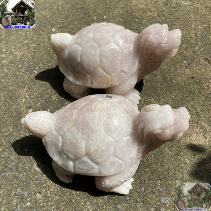 Rùa là linh vật có mai cứng, tượng trưng cho sự vững chắc, kiên cố Rùa là linh vật có mai cứng, tượng trưng cho sự vững chắc, kiên cố