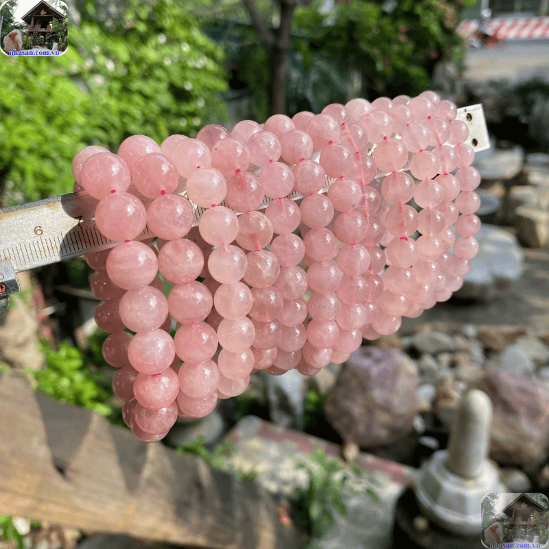 Đá tự nhiên thường có cảm giác mát lạnh khi chạm vào, và giữ được độ mát lâu hơn Đá tự nhiên thường có cảm giác mát lạnh khi chạm vào, và giữ được độ mát lâu hơn