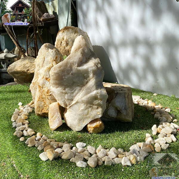 Trang trí góc cầu thang đá phong thủy tăng tính thẩm mỹ Trang trí góc cầu thang đá phong thủy tăng tính thẩm mỹ