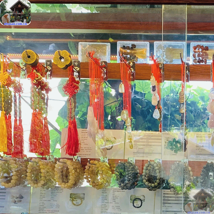 Chỉ treo số lượng vừa đủ để tránh gây rối loạn năng lượng Chỉ treo số lượng vừa đủ để tránh gây rối loạn năng lượng