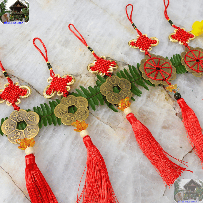 Treo đồng xu ở vị trí cao, ngay trên cửa chính để thu hút năng lượng tích cực Treo đồng xu ở vị trí cao, ngay trên cửa chính để thu hút năng lượng tích cực