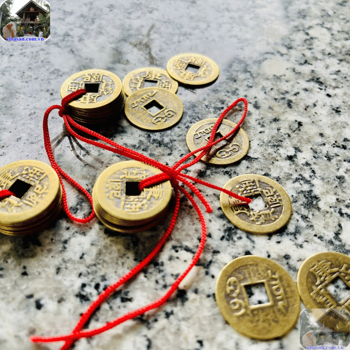 Treo 3, 6 hoặc 9 đồng xu trên một dây đỏ được cho là con số may mắn Treo 3, 6 hoặc 9 đồng xu trên một dây đỏ được cho là con số may mắn