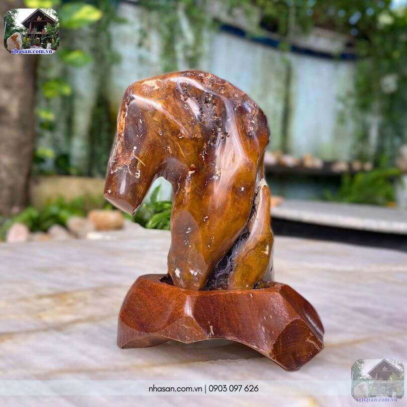 Trụ đá mã não tự nhiên DMN01 sắc hổ phách nâu đỏ dáng uốn cong trên đế gỗ chạm tay Trụ đá mã não tự nhiên DMN01 sắc hổ phách nâu đỏ dáng uốn cong trên đế gỗ chạm tay