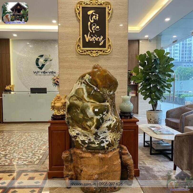 Trụ đá mã não vàng nâu mật ong 110kg được trưng bày tại đại sảnh công ty Trụ đá mã não vàng nâu mật ong 110kg được trưng bày tại đại sảnh công ty