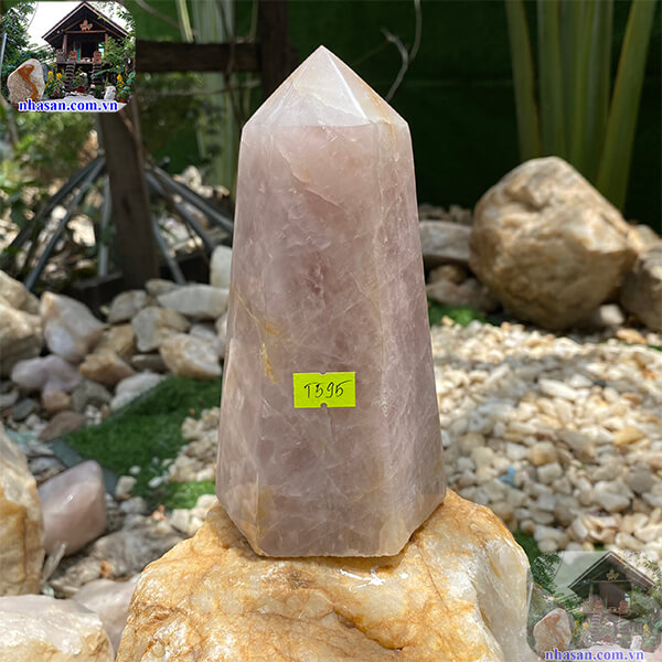 Trụ đá thạch anh hồng tự nhiên Trụ đá thạch anh hồng tự nhiên