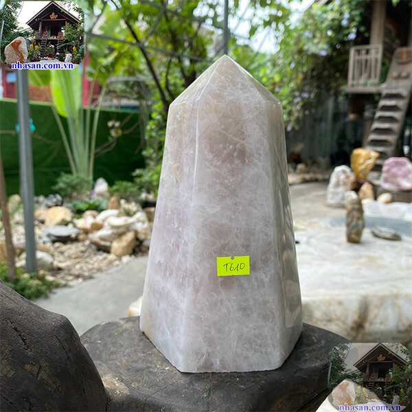 Trụ đá thạch anh tự nhiên tại Nhà Sàn Tây Nguyên Trụ đá thạch anh tự nhiên tại Nhà Sàn Tây Nguyên