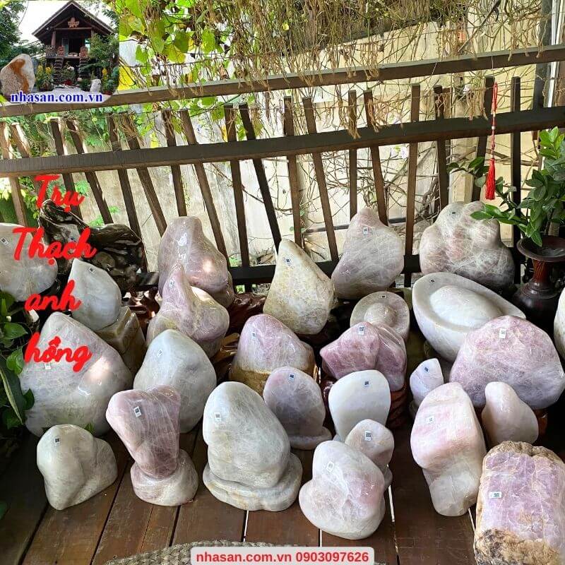 Trụ đá thạch anh hồng có tác dụng trấn trạch, mang lại may mắn Trụ đá thạch anh hồng có tác dụng trấn trạch, mang lại may mắn
