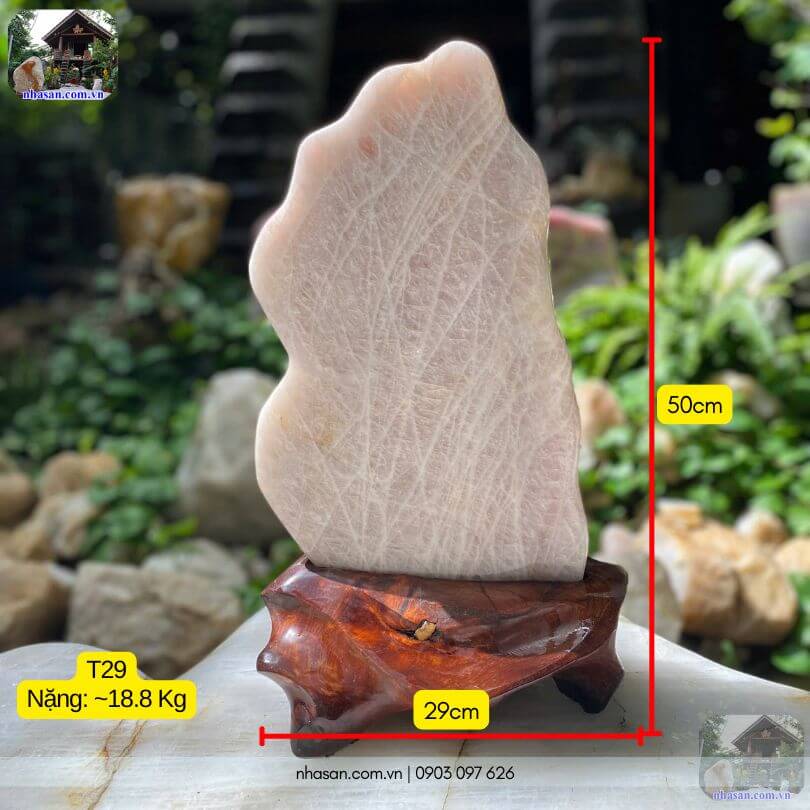 Tổng chiều cao 50cm và trọng lượng 18.8kg của trụ đá thạch anh hồng T29 đặt trên đế gỗ vững chãi. Tổng chiều cao 50cm và trọng lượng 18.8kg của trụ đá thạch anh hồng T29 đặt trên đế gỗ vững chãi.